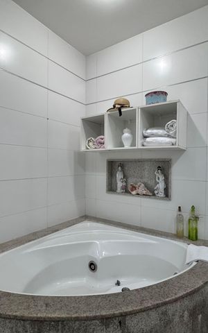 Apartamento à venda com 400m², 5 quartos e 4 vagas Apartamento à venda com 400m², 5 quartos e 4 vagasBanheiro da Suíte 2