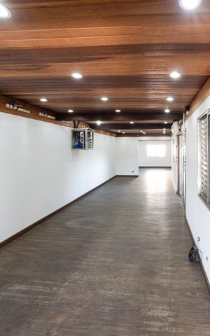 Casa à venda com 265m², 4 quartos e 3 vagas Casa à venda com 265m², 4 quartos e 3 vagasÁrea comum - Sótão