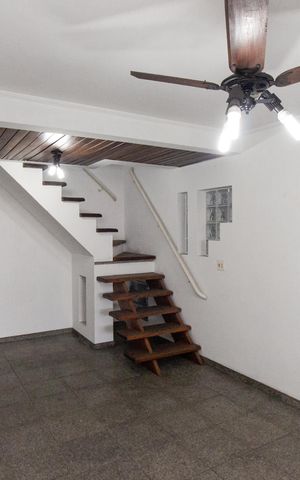 Casa à venda com 265m², 4 quartos e 3 vagas Casa à venda com 265m², 4 quartos e 3 vagasSala