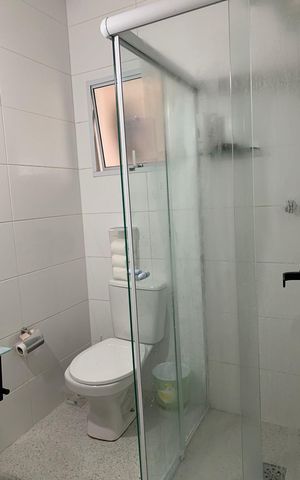 Casa à venda com 400m², 5 quartos e 6 vagas Casa à venda com 400m², 5 quartos e 6 vagasBanheiro 1 Casa 2