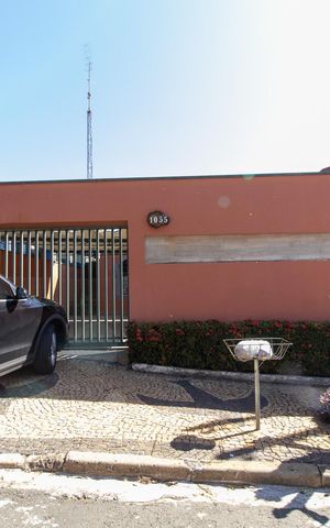 Casa à venda com 280m², 3 quartos e 4 vagas Casa à venda com 280m², 3 quartos e 4 vagasFachada