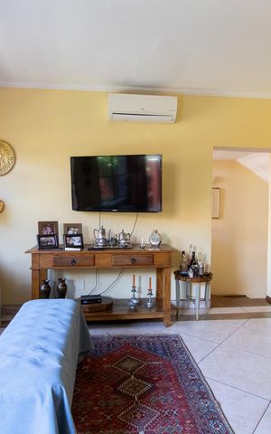 Casa à venda com 280m², 3 quartos e 4 vagas Casa à venda com 280m², 3 quartos e 4 vagasSala
