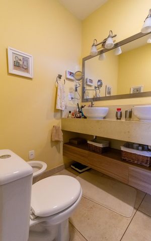 Casa à venda com 280m², 3 quartos e 4 vagas Casa à venda com 280m², 3 quartos e 4 vagasBanheiro Suíte 2