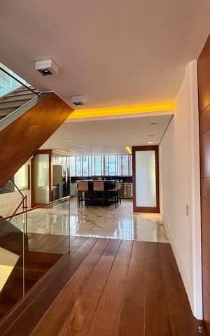Apartamento à venda com 415m², 4 quartos e 3 vagas Apartamento à venda com 415m², 4 quartos e 3 vagasCorredores e escadas