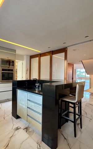 Apartamento à venda com 415m², 4 quartos e 3 vagas Apartamento à venda com 415m², 4 quartos e 3 vagasCozinha americana