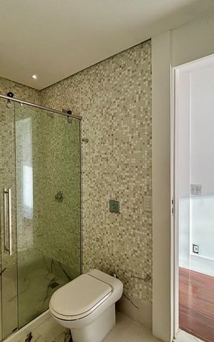 Apartamento à venda com 415m², 4 quartos e 3 vagas Apartamento à venda com 415m², 4 quartos e 3 vagasBanheiro da Suíte 4