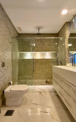 Apartamento à venda com 415m², 4 quartos e 3 vagas Apartamento à venda com 415m², 4 quartos e 3 vagasBanheiro da Suíte 3
