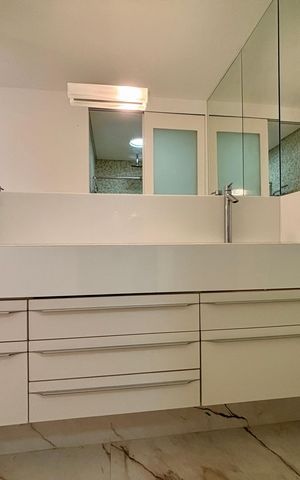 Apartamento à venda com 415m², 4 quartos e 3 vagas Apartamento à venda com 415m², 4 quartos e 3 vagasBanheiro social