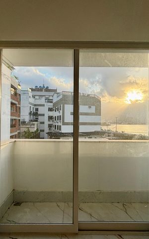 Apartamento à venda com 415m², 4 quartos e 3 vagas Apartamento à venda com 415m², 4 quartos e 3 vagasCorredores - varanda com vista para a Lagoa