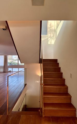 Apartamento à venda com 415m², 4 quartos e 3 vagas Apartamento à venda com 415m², 4 quartos e 3 vagasCorredores e escadas