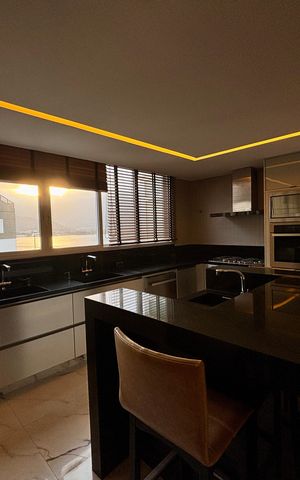 Apartamento à venda com 415m², 4 quartos e 3 vagas Apartamento à venda com 415m², 4 quartos e 3 vagasCozinha americana - vista para a Lagoa