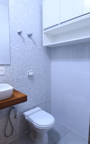Casa de condomínio à venda com 130m², 3 quartos e 8 vagasBanheiro Suíte