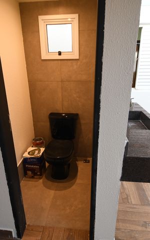 Casa de condomínio à venda com 130m², 3 quartos e 8 vagasBanheiro de serviço
