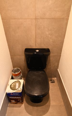 Casa de condomínio à venda com 130m², 3 quartos e 8 vagasBanheiro de serviço