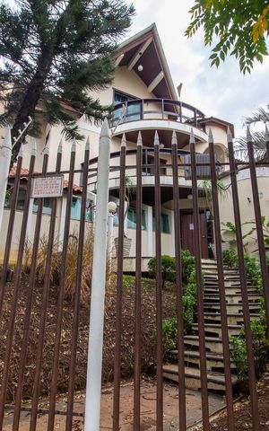 Casa para alugar com 589m², 5 quartos e 10 vagas Casa para alugar com 589m², 5 quartos e 10 vagasFachada