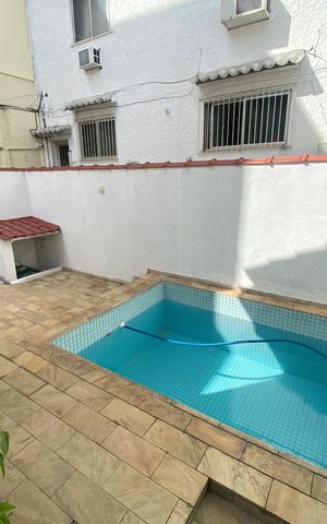 Casa à venda com 156m², 3 quartos e sem vaga Casa à venda com 156m², 3 quartos e sem vagaÁrea Externa