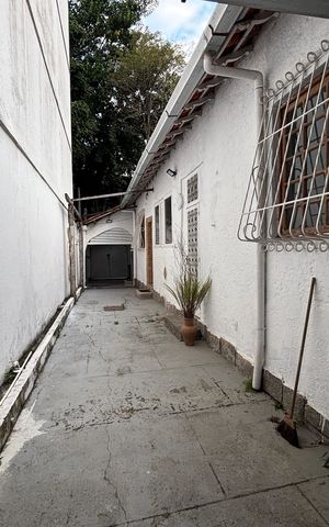 Casa à venda com 262m², 6 quartos e 2 vagas Casa à venda com 262m², 6 quartos e 2 vagasQuintal