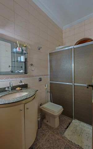 Casa à venda com 247m², 3 quartos e 3 vagas Casa à venda com 247m², 3 quartos e 3 vagasBanheiro