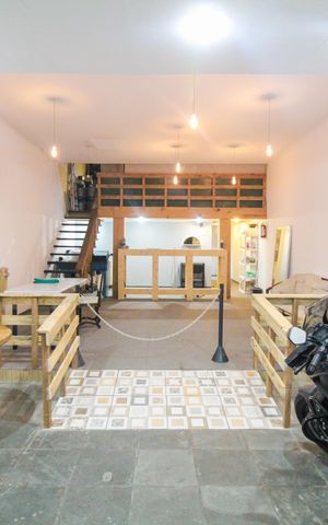 Casa à venda com 233m², 2 quartos e 10 vagas Casa à venda com 233m², 2 quartos e 10 vagasEdícula