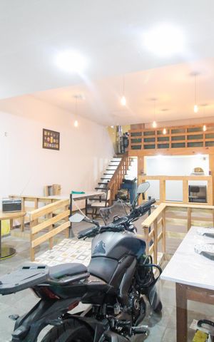 Casa à venda com 233m², 2 quartos e 10 vagas Casa à venda com 233m², 2 quartos e 10 vagasEdícula