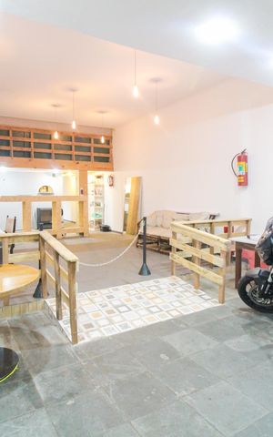 Casa à venda com 233m², 2 quartos e 10 vagas Casa à venda com 233m², 2 quartos e 10 vagasEdícula