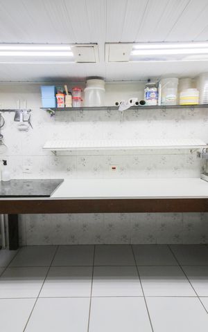 Casa à venda com 233m², 2 quartos e 10 vagas Casa à venda com 233m², 2 quartos e 10 vagasEdícula
