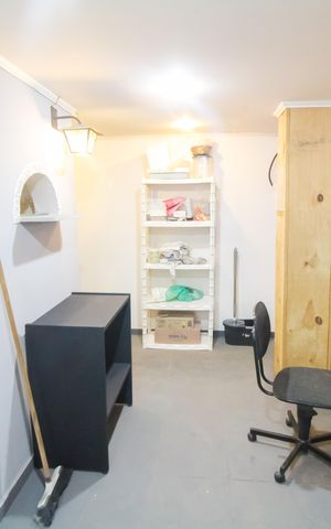 Casa à venda com 233m², 2 quartos e 10 vagas Casa à venda com 233m², 2 quartos e 10 vagasEdícula