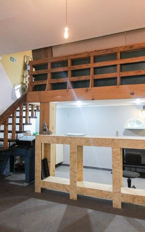 Casa à venda com 233m², 2 quartos e 10 vagas Casa à venda com 233m², 2 quartos e 10 vagasEdícula