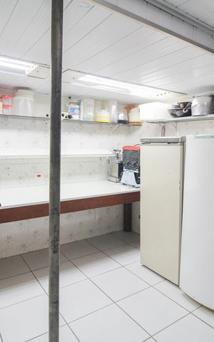 Casa à venda com 233m², 2 quartos e 10 vagas Casa à venda com 233m², 2 quartos e 10 vagasEdícula