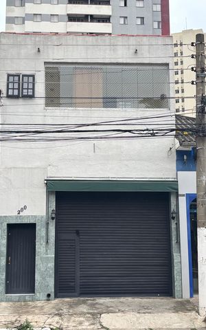 Casa à venda com 233m², 2 quartos e 10 vagas Casa à venda com 233m², 2 quartos e 10 vagasFachada