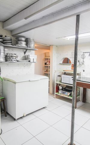 Casa à venda com 233m², 2 quartos e 10 vagas Casa à venda com 233m², 2 quartos e 10 vagasEdícula