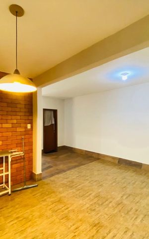 Casa à venda com 2000m², 2 quartos e 6 vagas Casa à venda com 2000m², 2 quartos e 6 vagasSala