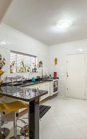 Casa à venda com 125m², 2 quartos e 2 vagas Casa à venda com 125m², 2 quartos e 2 vagasCozinha