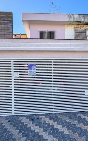 Casa à venda com 125m², 2 quartos e 2 vagas Casa à venda com 125m², 2 quartos e 2 vagasFachada