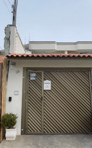 Casa para alugar com 270m², 3 quartos e 3 vagas Casa para alugar com 270m², 3 quartos e 3 vagasFachada