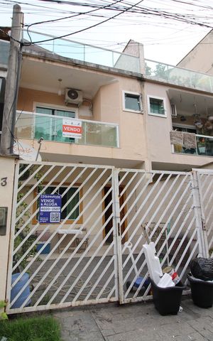 Casa de condomínio à venda com 180m², 3 quartos e 1 vagaFachada Placa