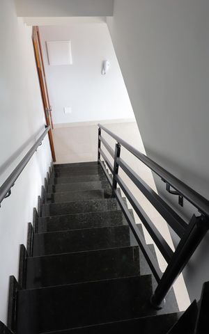 Apartamento à venda com 94m², 2 quartos e 2 vagasEscada