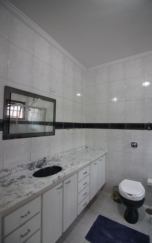 Casa à venda com 362m², 3 quartos e 3 vagasBanheiro da Suíte 1