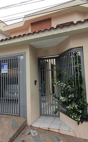 Casa à venda com 362m², 3 quartos e 3 vagasFachada e Placa