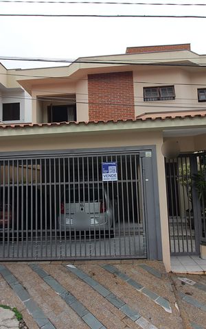 Casa à venda com 362m², 3 quartos e 3 vagasFachada