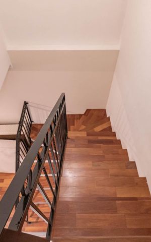 Casa à venda com 225m², 3 quartos e 4 vagasEscadas