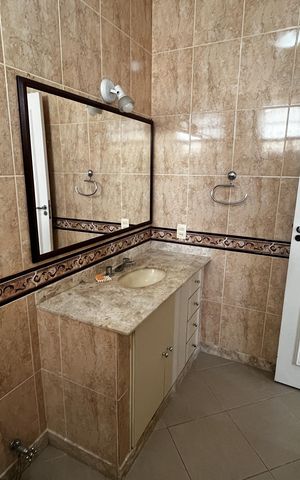 Casa à venda com 466m², 4 quartos e 8 vagas Casa à venda com 466m², 4 quartos e 8 vagasBanheiro da suíte 2