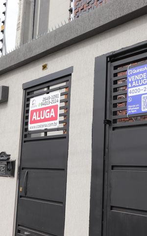 Casa de condomínio à venda com 84m², 2 quartos e 1 vagaFachada do condomínio e placa