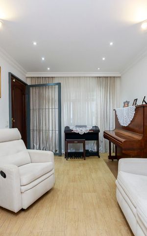 Casa à venda com 150m², 3 quartos e 2 vagas Casa à venda com 150m², 3 quartos e 2 vagasSala