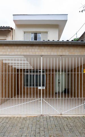 Casa à venda com 150m², 3 quartos e 2 vagas Casa à venda com 150m², 3 quartos e 2 vagasFachada
