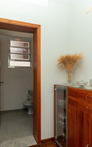 Casa à venda com 381m², 5 quartos e 6 vagas Casa à venda com 381m², 5 quartos e 6 vagasLavabo