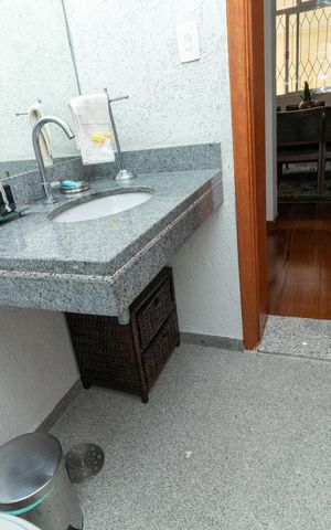 Casa à venda com 381m², 5 quartos e 6 vagas Casa à venda com 381m², 5 quartos e 6 vagasLavabo
