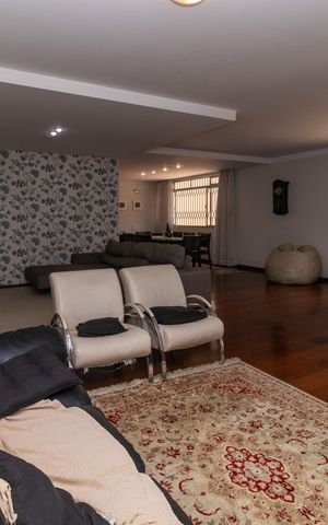 Casa à venda com 381m², 5 quartos e 6 vagas Casa à venda com 381m², 5 quartos e 6 vagasSala