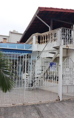 Casa à venda com 177m², 3 quartos e 2 vagasFachada