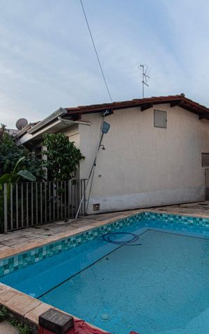 Casa para alugar com 245m², 5 quartos e 6 vagas Casa para alugar com 245m², 5 quartos e 6 vagasÁrea comum - Piscina